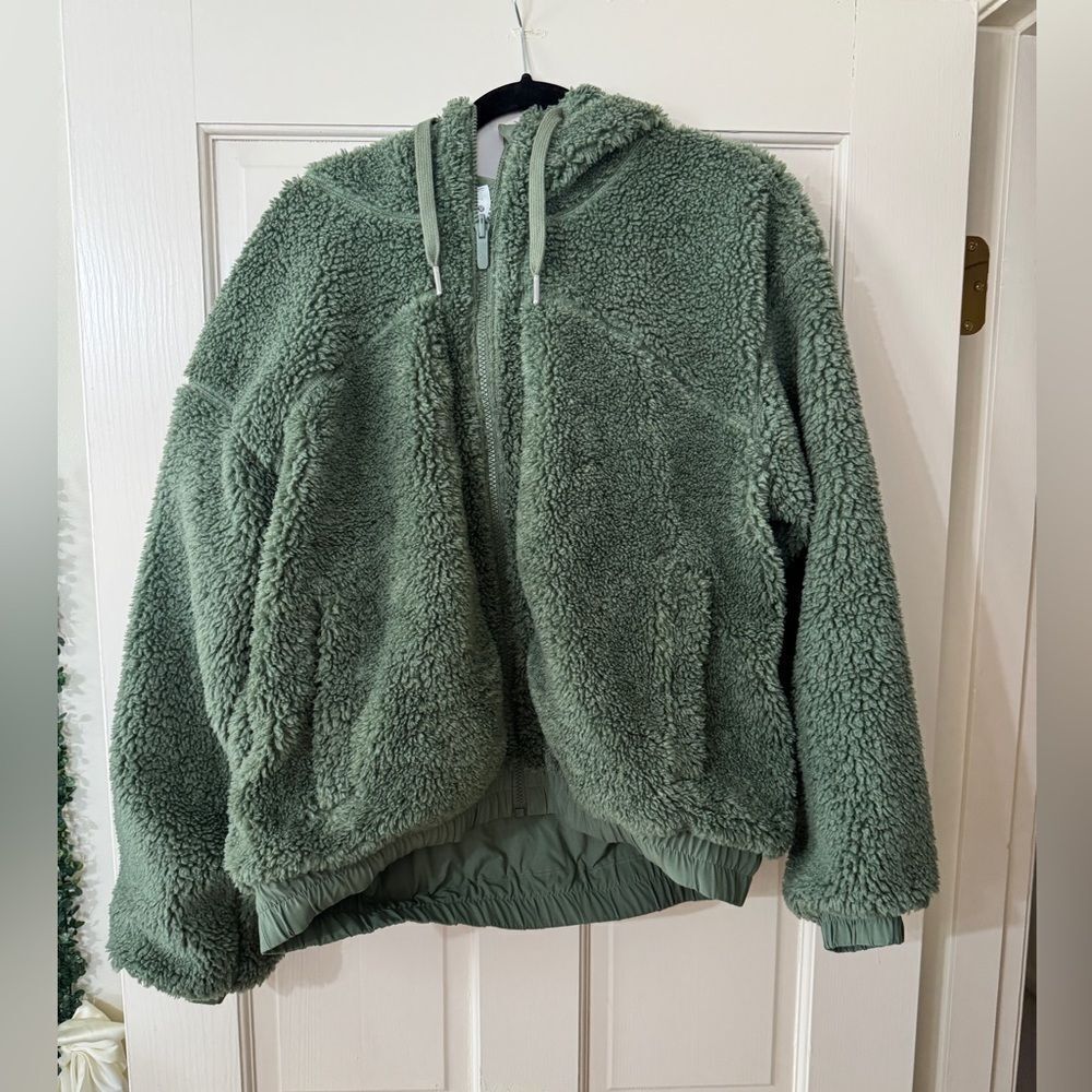 Women’s LuLuLemon Cozy Green Sherpa Jacket Sz 12